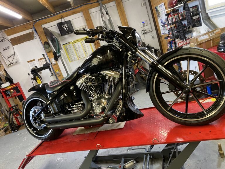 Harley-Davidson Breakout sur le pont élévateur de l'atelier de Fonsorbes