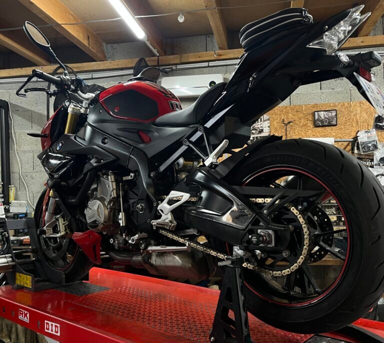 BMW S 1000 R sur le pont élévateur de l'atelier pendant le remplacement de son kit chaîne