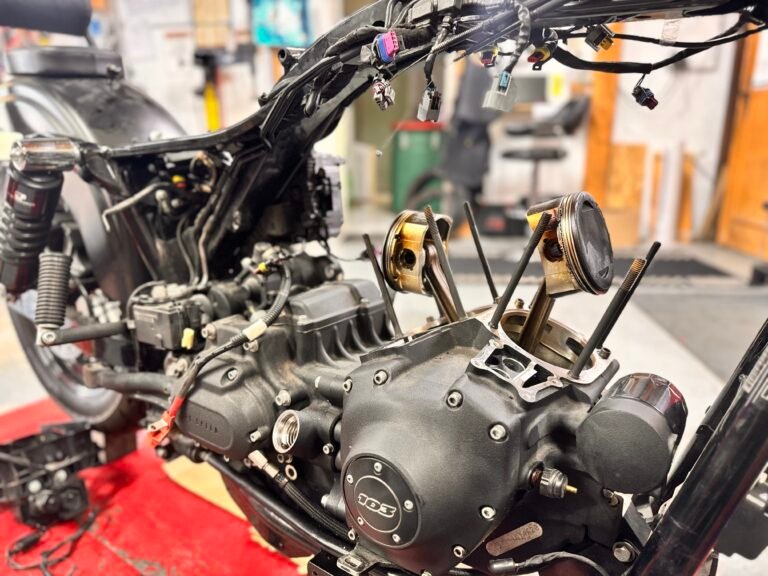 Moteur Harley-Davidson ouvert sur le pont, pistons apparents et faisceau électrique déposé