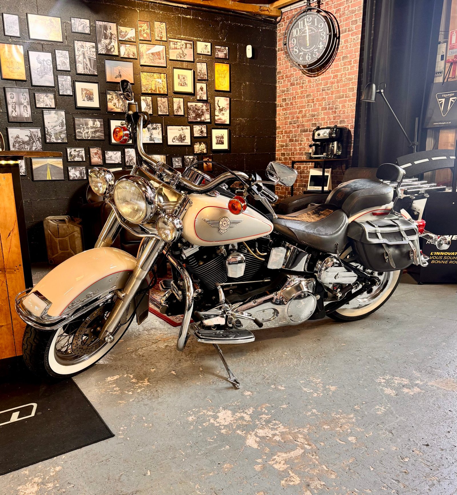 Harley-Davidson Heritage Softail Nostalgia FLSTN avant gauche