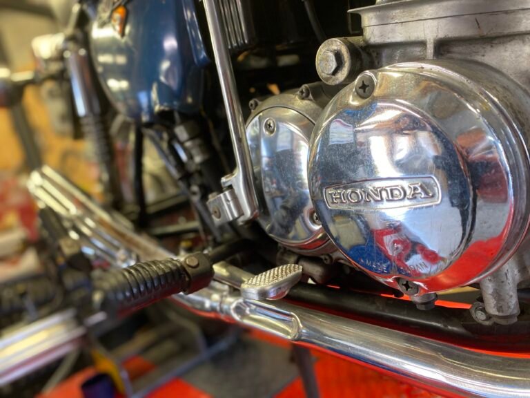 Carter moteur chromé Honda et sélecteur d'une Honda 750 Four ancienne