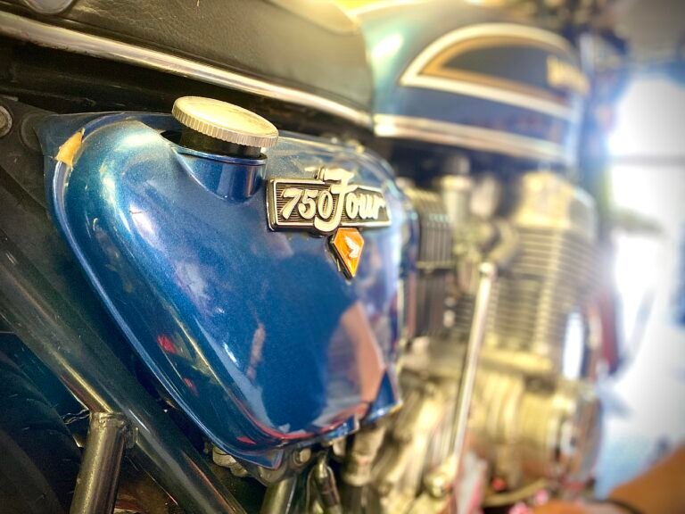 Réservoir bleu et badge 750 Four d'une Honda CB 750 Four ancienne à l'atelier